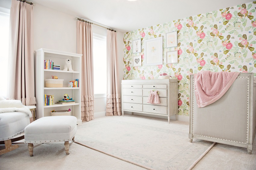 flower wallpaper in girls' bedroom 