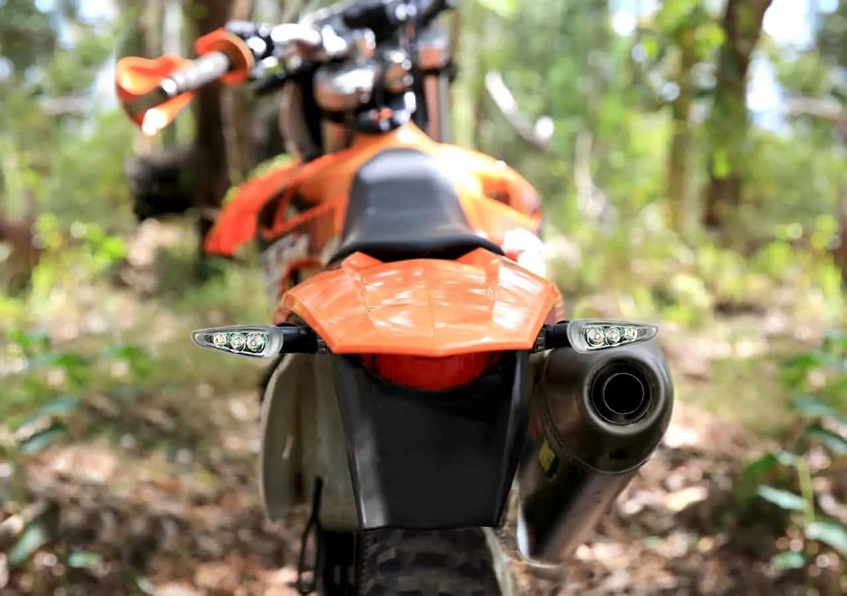 Dirt bike with detachable indicator